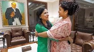 हेमंत सोरेन की पत्नी कल्पना सोरेन ने दिल्ली में सुनीता केजरीवाल से की मुलाकात, 'भारत झुकेगा नहीं...'